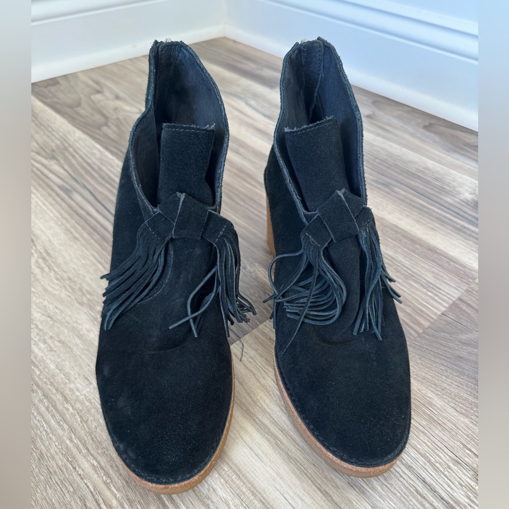 Ugg Corin Black Suede Fringe Boho Casual Ankle Boots 
Size 10